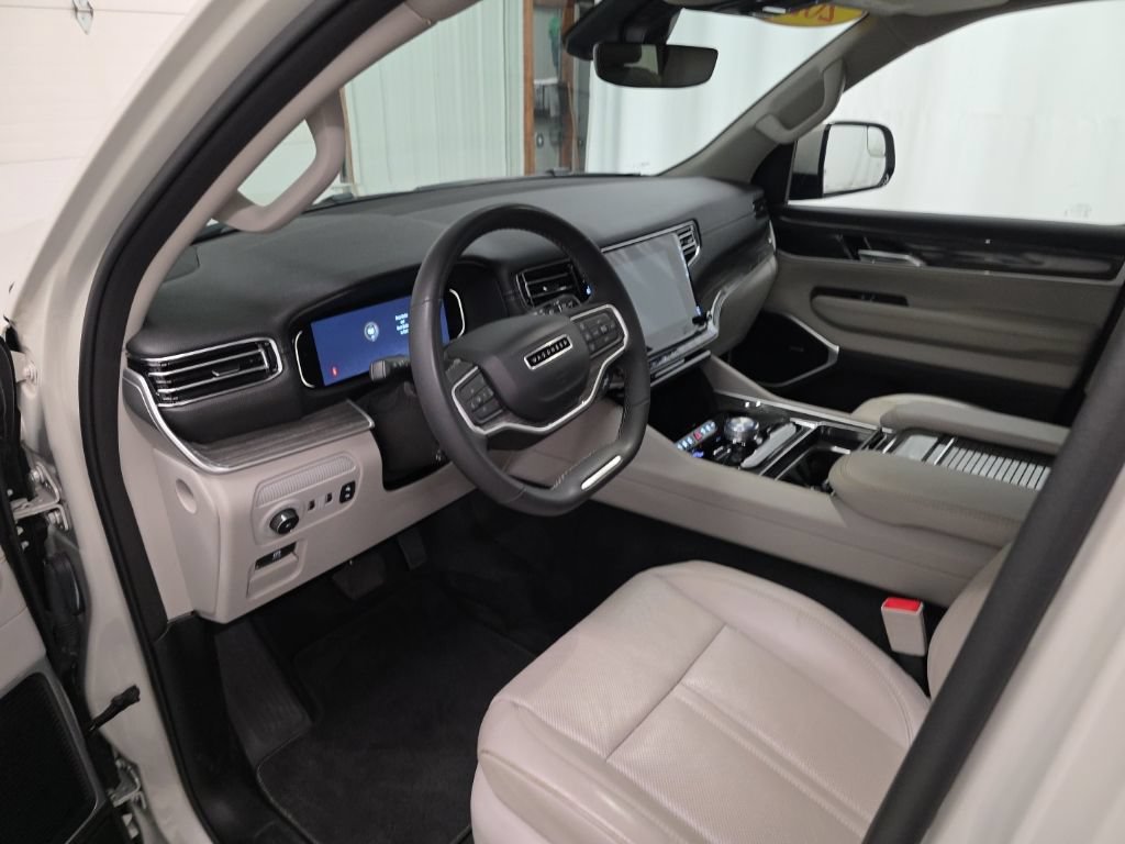 Used 2022 Jeep Wagoneer Series II AWD/4WD image 15