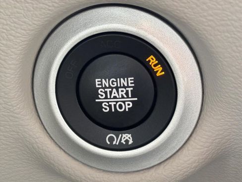 Used 2017 Chrysler Pacifica Touring-L image 16