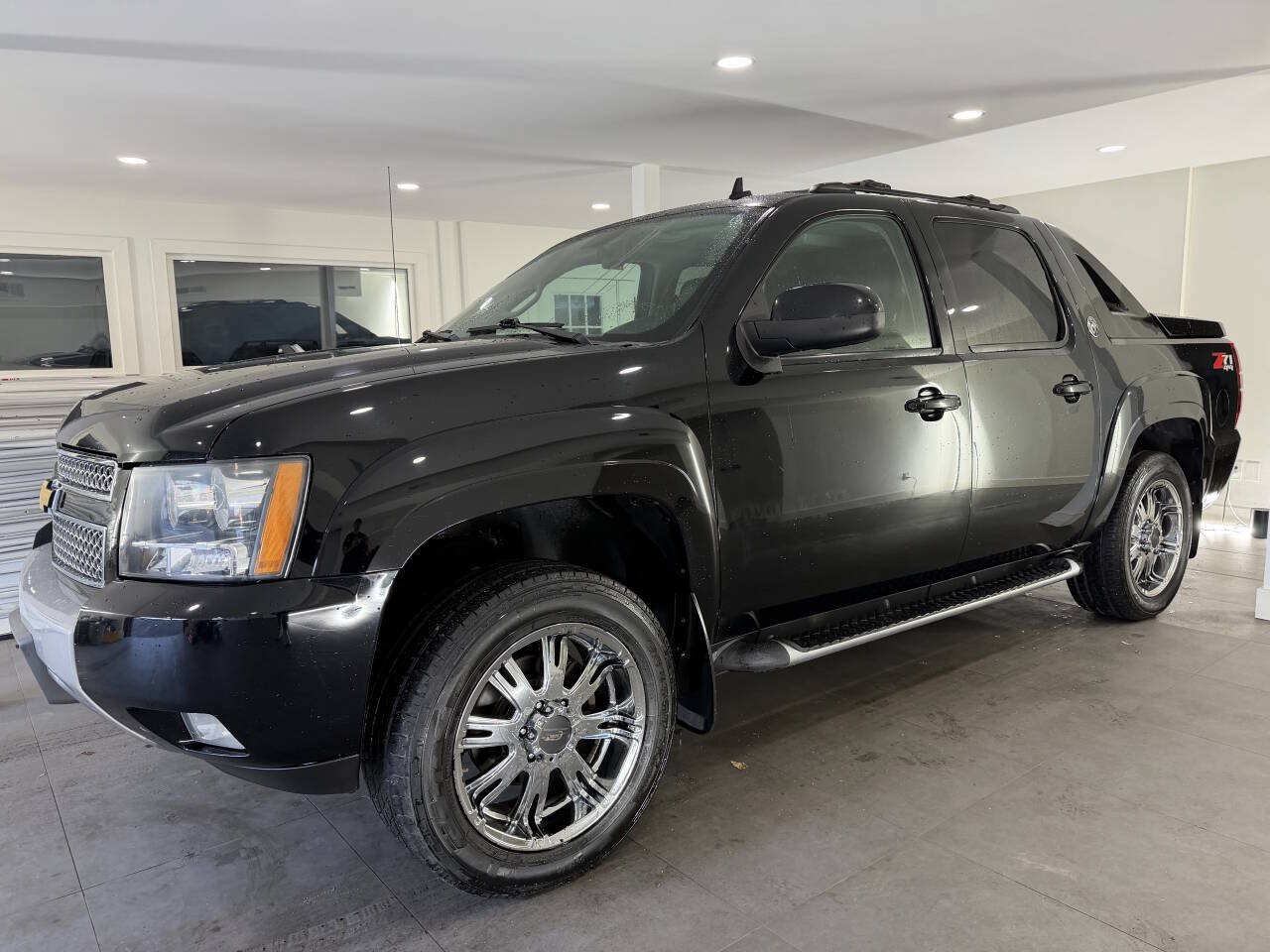 Used 2013 Chevrolet Avalanche LT w/ Suspension Package, Off-Road AWD/4WD image 2