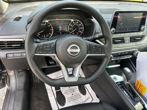 Used 2025 Nissan Altima 2.5 SV FWD image 15