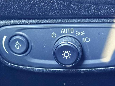 Used 2019 Chevrolet Equinox LT w/ Driver Convenience Package image 18