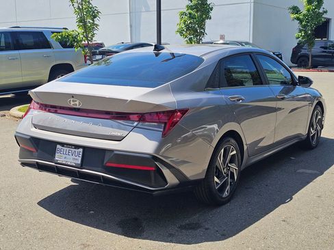 Used 2025 Hyundai Elantra Limited FWD image 6