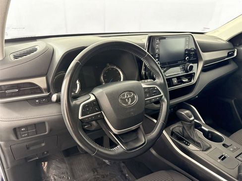 Used 2022 Toyota Highlander LE FWD image 4