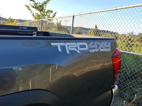 Used 2019 Toyota Tacoma TRD Off-Road AWD/4WD image 8