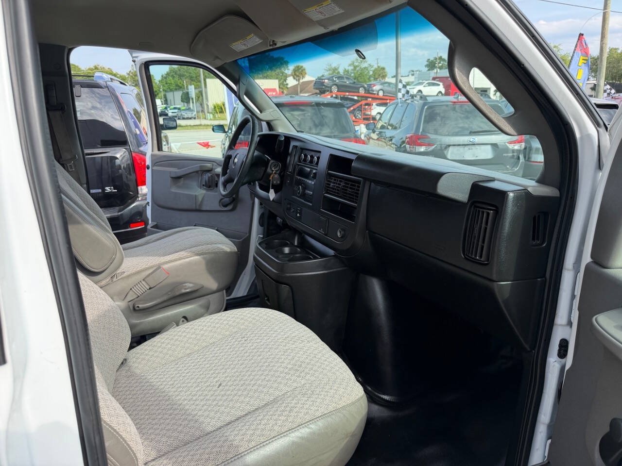 Used 2017 Chevrolet Express 3500 RWD image 17