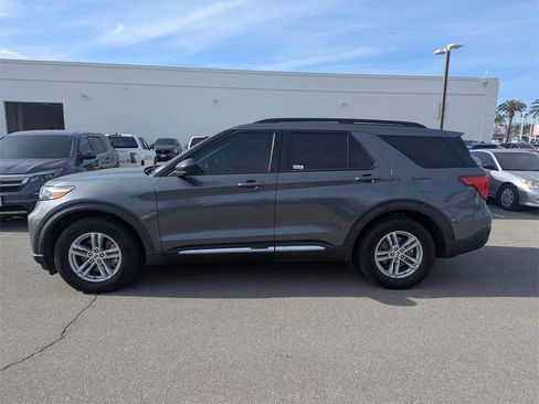 Used 2022 Ford Explorer XLT image 2