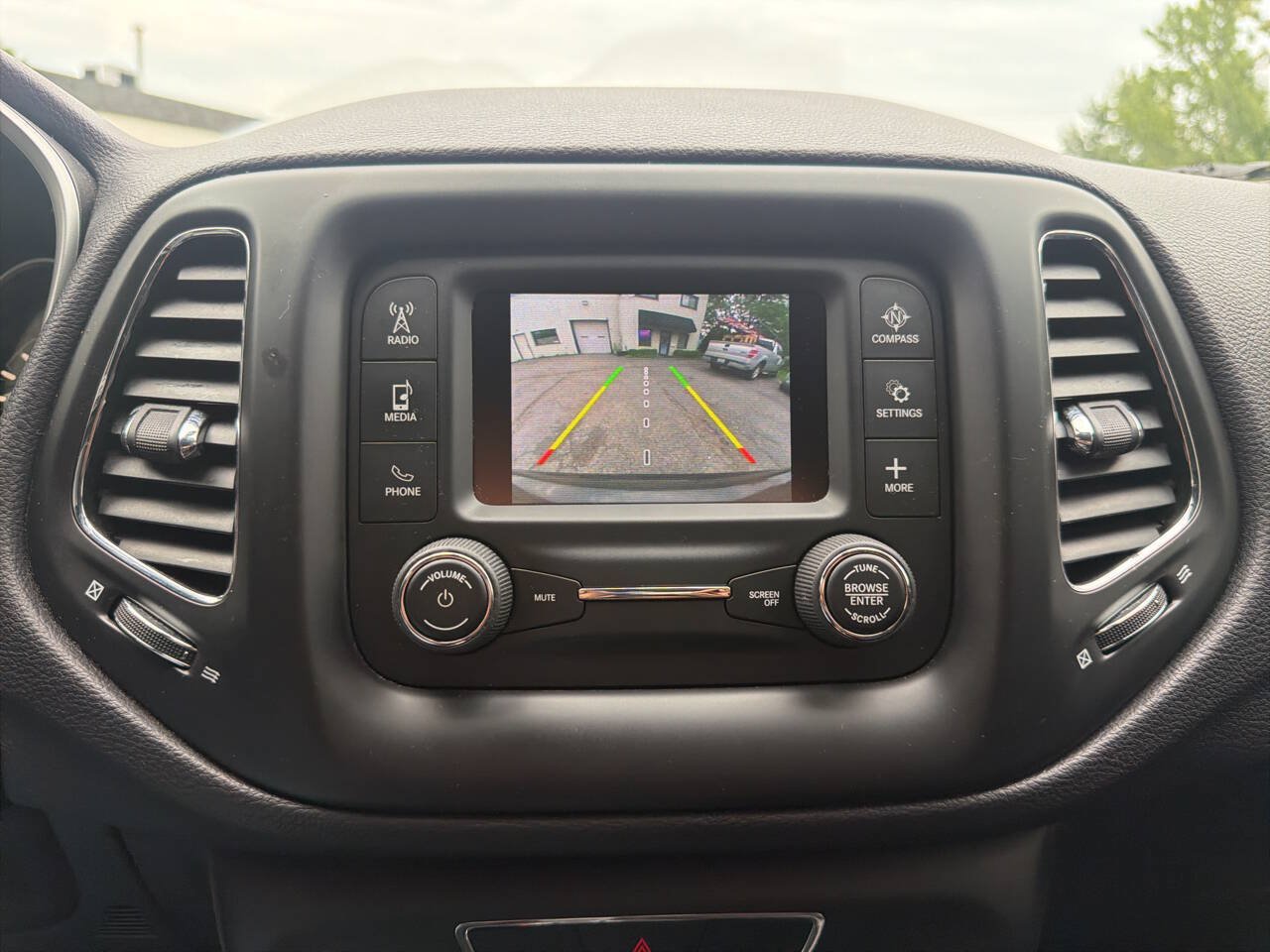 Used 2018 Jeep Compass Latitude w/ Cold Weather Group FWD image 14