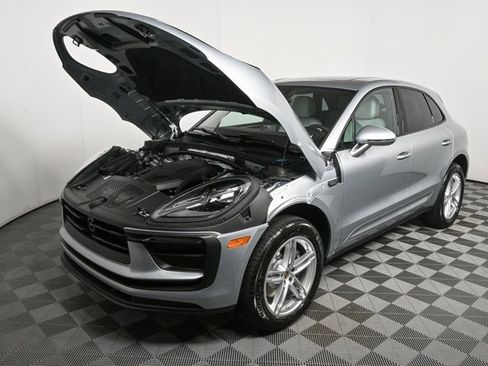 Certified 2025 Porsche Macan image 33