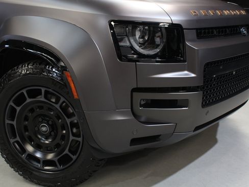 Used 2025 Land Rover Defender 110 AWD/4WD image 9