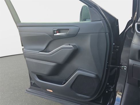 Used 2022 Toyota Highlander XLE image 32