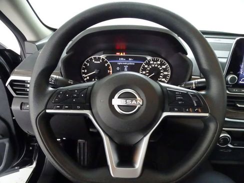 Used 2024 Nissan Altima 2.5 SV FWD image 6