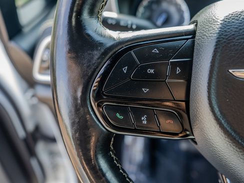 Used 2021 Chrysler Pacifica Touring-L w/ Premium & Safety Sphere Group image 16