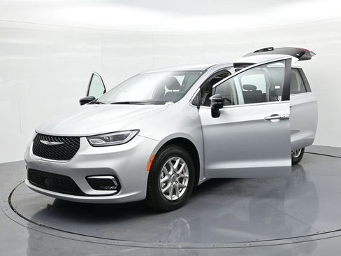 Used 2024 Chrysler Pacifica Touring-L image 24