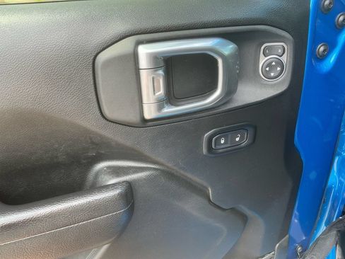 Used 2022 Jeep Gladiator Sport AWD/4WD image 16