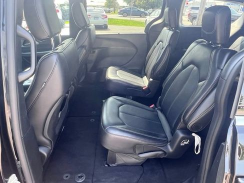 Used 2025 Chrysler Pacifica Select FWD image 9