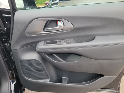 Used 2026 Chrysler Pacifica Select w/ S Appearance Package image 18