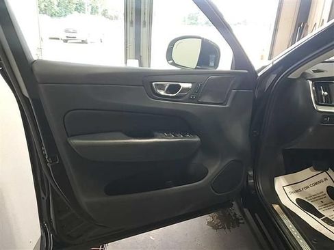 Used 2019 Volvo XC60 T5 Momentum w/ Multimedia Package AWD/4WD image 9