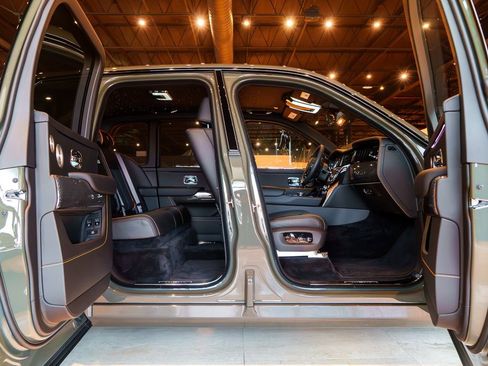 Used 2025 Rolls-Royce Cullinan Black Badge AWD/4WD image 46
