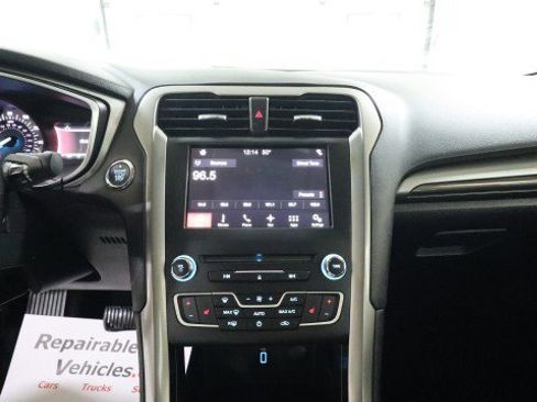 Used 2018 Ford Fusion SE w/ Fusion SE Technology Package FWD image 12