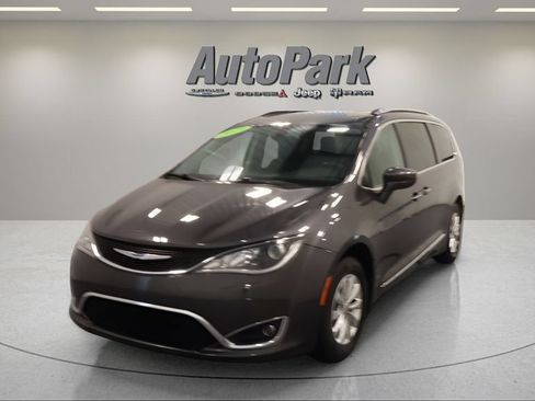 Certified 2019 Chrysler Pacifica Touring-L FWD image 3