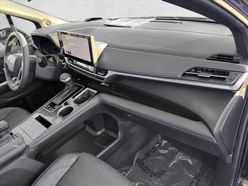 Used 2025 Toyota Sienna Platinum image 21