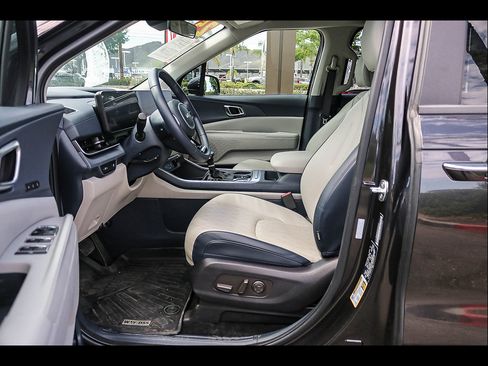 Used 2025 Kia Carnival EX FWD image 25