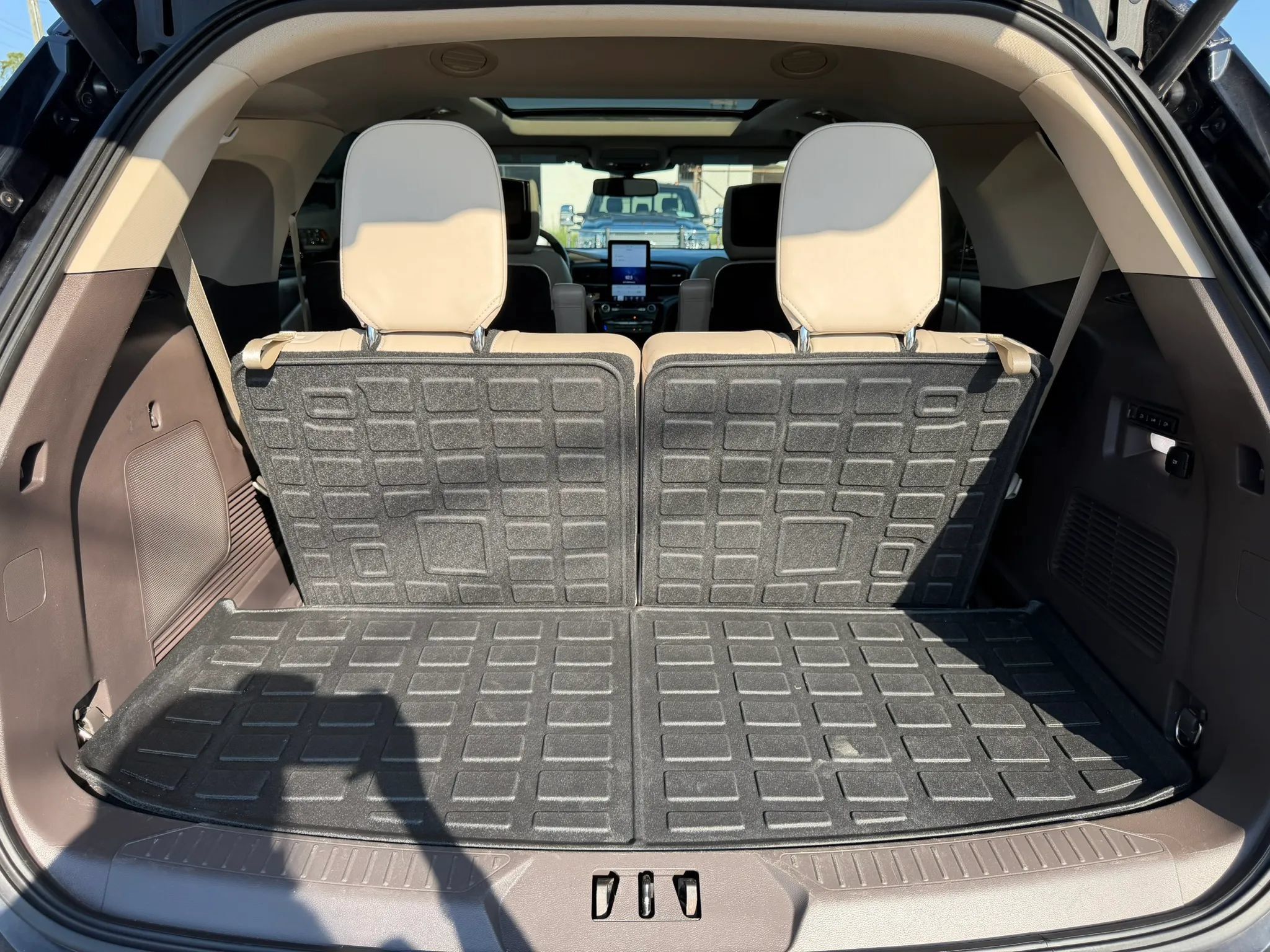 Used 2021 Ford Explorer Platinum w/ Equipment Group 601A AWD/4WD image 27