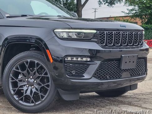 Used 2023 Jeep Grand Cherokee Summit w/ High Altitude Package AWD/4WD image 4