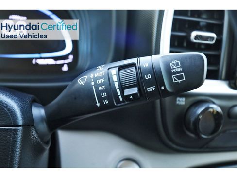 Certified 2025 Hyundai Venue SEL image 21