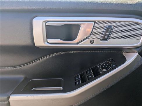 Used 2023 Ford Explorer Limited image 16