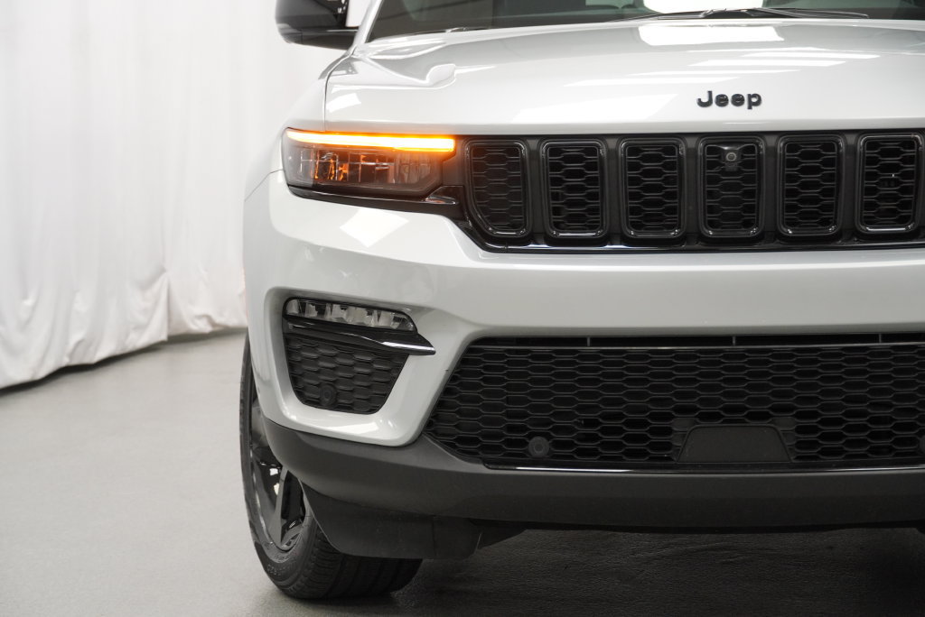 Certified 2025 Jeep Grand Cherokee Limited w/ Luxury Tech Group II AWD/4WD image 12