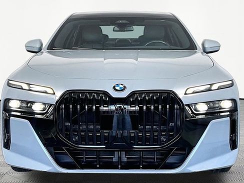 Used 2023 BMW 740i w/ Parking Assistance Package RWD image 3