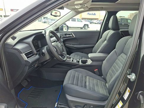 New 2025 Mitsubishi Outlander SE image 6