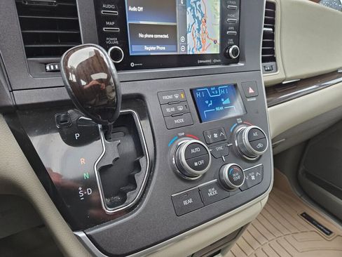 Used 2020 Toyota Sienna XLE Premium image 22
