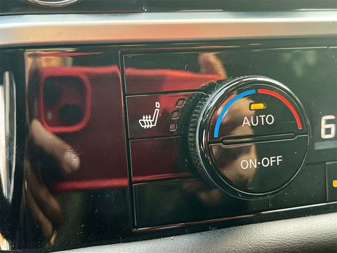 Used 2022 Nissan Pathfinder SV w/ SV Premium Package image 19