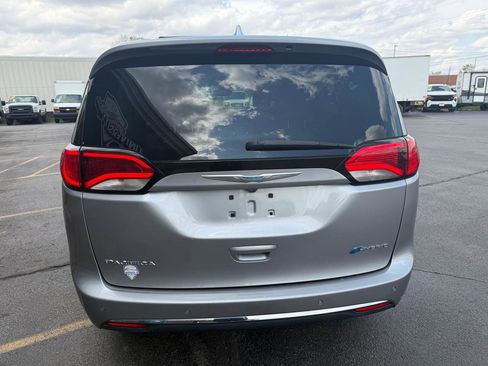 Used 2017 Chrysler Pacifica Platinum FWD image 4