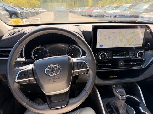 Used 2024 Toyota Highlander XLE AWD/4WD image 13