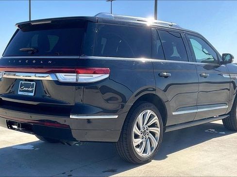 Used 2023 Lincoln Navigator Reserve image 2