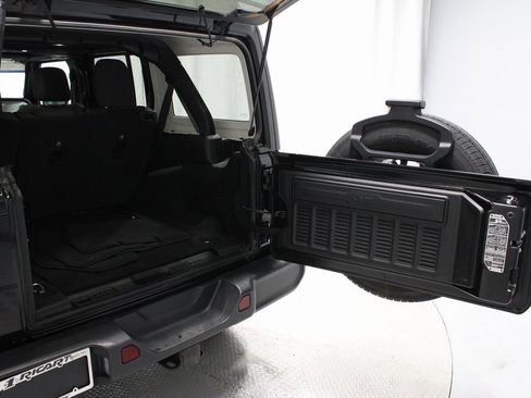 Used 2024 Jeep Wrangler Sahara image 12