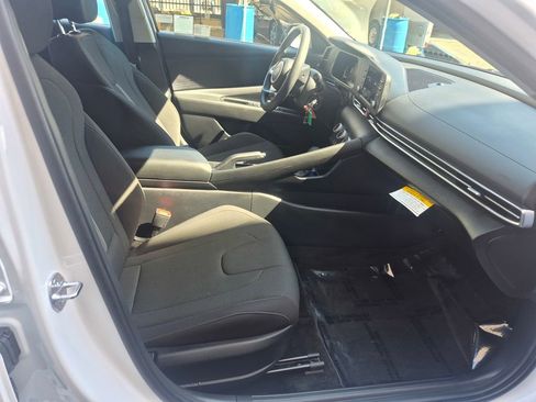 Used 2025 Hyundai Elantra SE w/ Cargo Package image 24