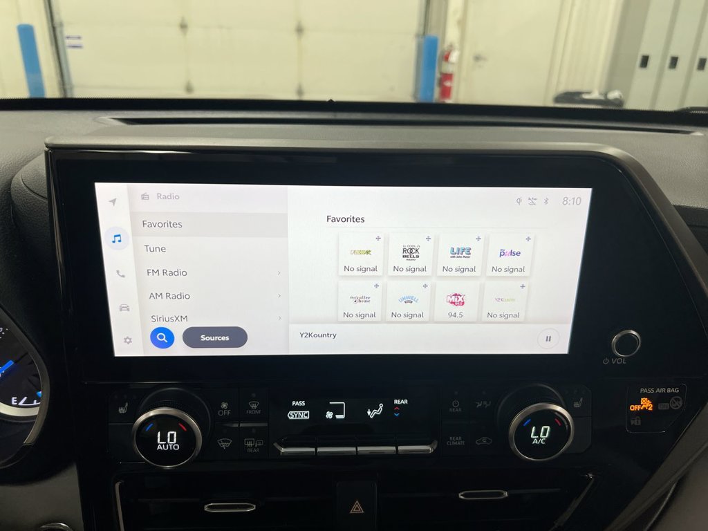 Used 2023 Toyota Highlander XLE AWD/4WD image 14