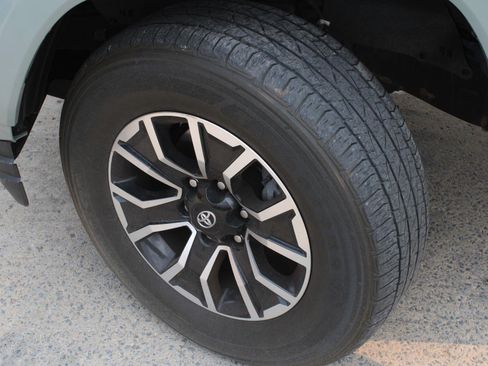 Used 2022 Toyota Tacoma TRD Sport AWD/4WD image 17