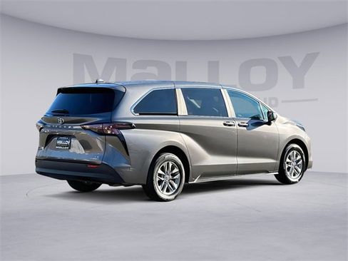 Used 2024 Toyota Sienna LE image 2