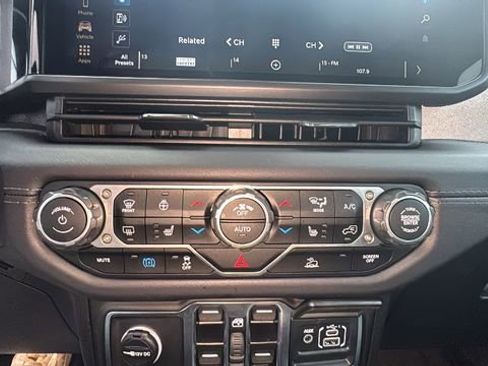 Used 2025 Jeep Wrangler Unlimited Sahara image 20