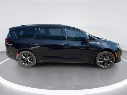 Used 2018 Chrysler Pacifica Touring-L w/ Premium Audio Group FWD image 9