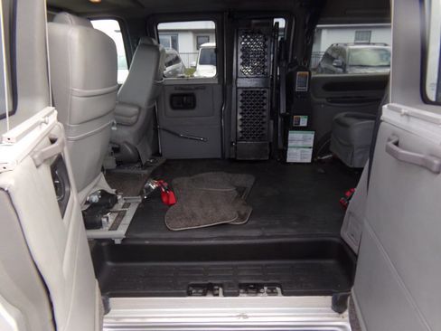 Used 2010 GMC Savana 1500 w/ Preferred Equipment Group image 10