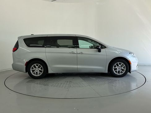 Used 2024 Chrysler Pacifica Touring-L FWD image 8