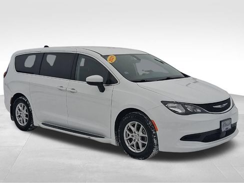 Used 2021 Chrysler Voyager LX image 4