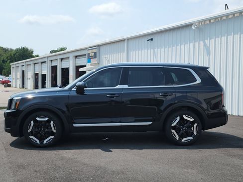 Used 2023 Kia Telluride EX w/ EX Captain's Chair Package AWD/4WD image 2