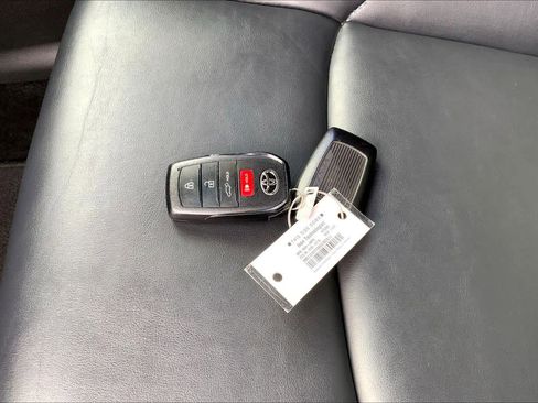 Used 2023 Toyota Venza XLE image 14